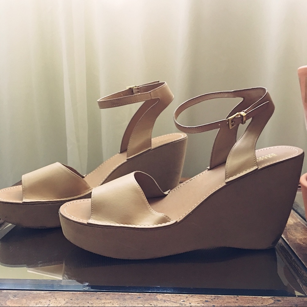 Kenneth Cole Reaction cream wedges